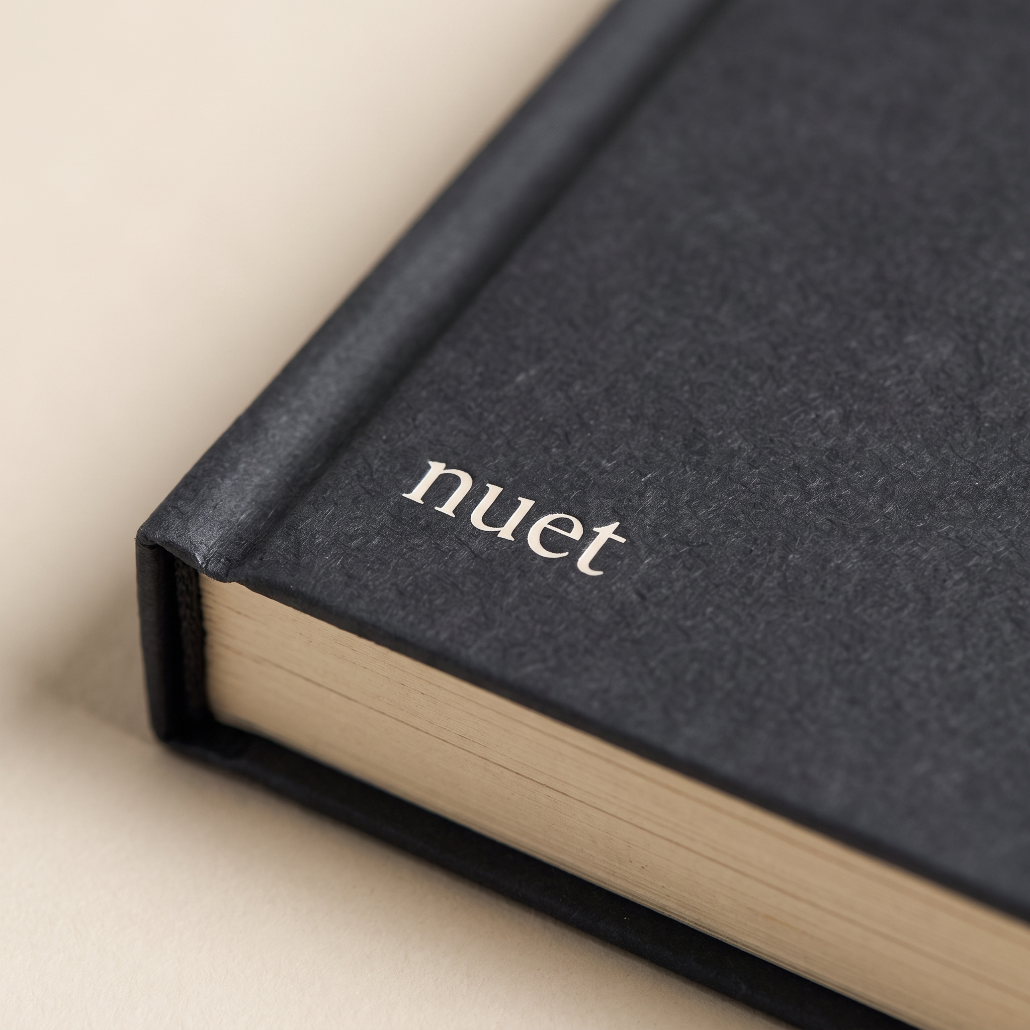 Nærbillede af Nuet journalens cover og hjørne